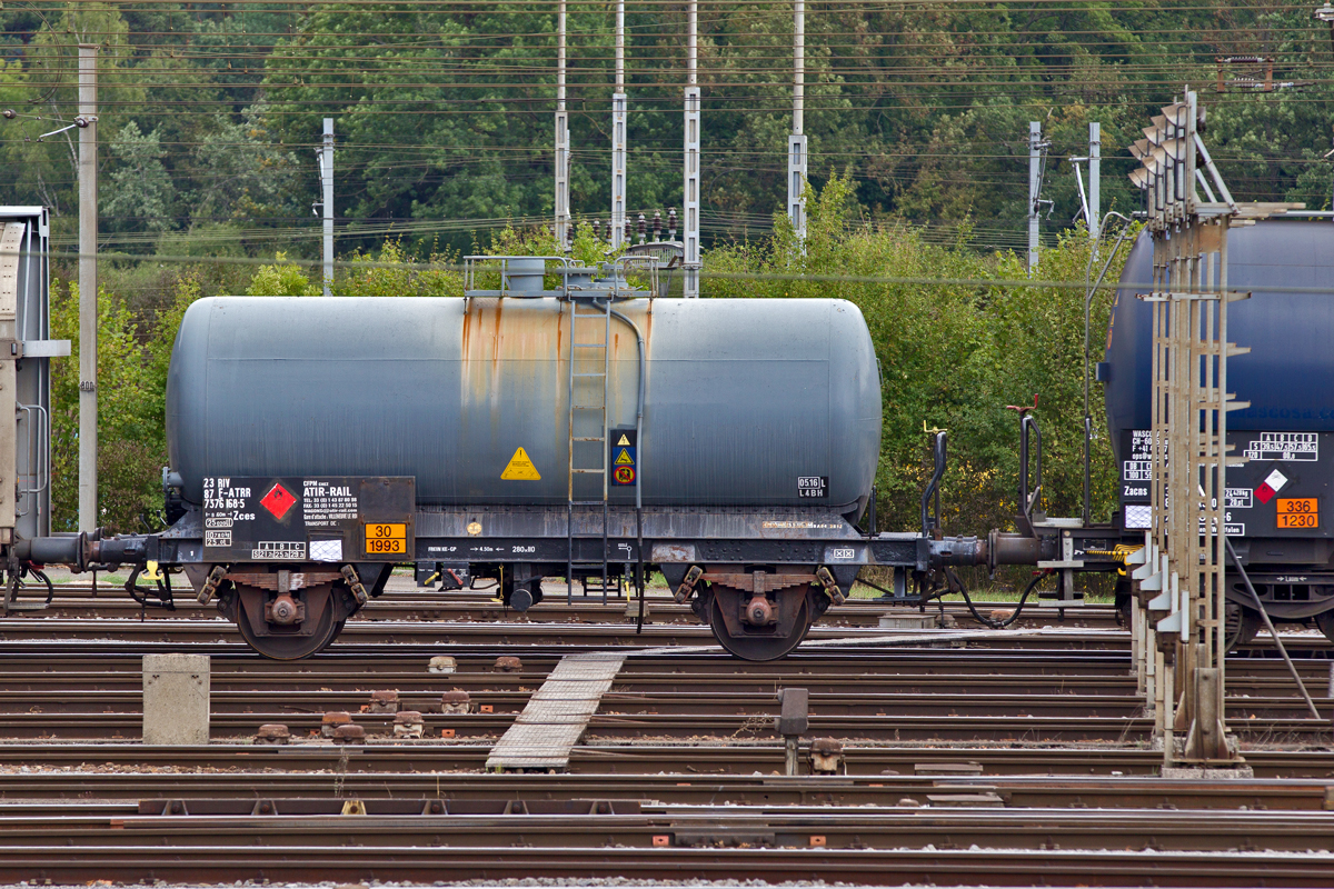 Kesselwagen F-AT RR 7376 168-5 Typ Zces(Heimatbahnhof Villeneuve Le Roi) wird an den Ablaufberg des Rbf Limmattals gedrückt.Bild vom 24.8.2015