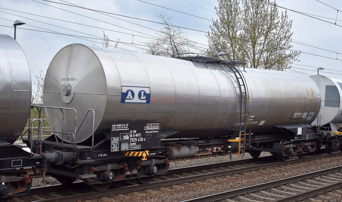 Kesselwagen der Fa. Aretz GmbH & Co. KG mit der Nr. 33 RIV 80 D-ARETZ 7929 430-6 Zacens Bf. Krefeld HbF  in einem gemischten Güterzug am 18.04.23 Durchfahrt Bahnhof Saarmund.