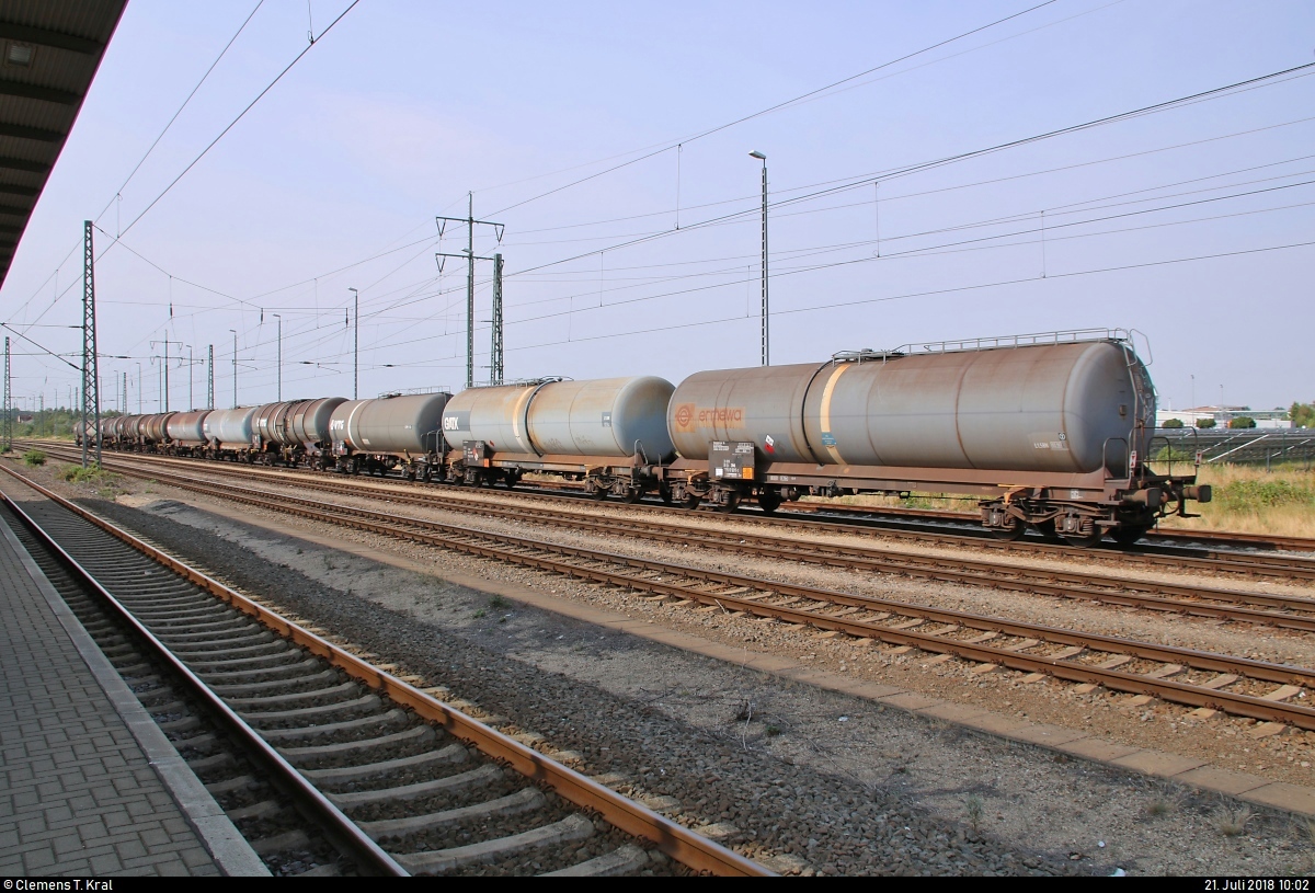 Kesselwagen der Gattung  Zas  der VTG Rail Logistics GmbH, der GATX und der Ermewa Holding SA sind im Bahnhof Bitterfeld abgestellt.
[21.7.2018 | 10:02 Uhr]