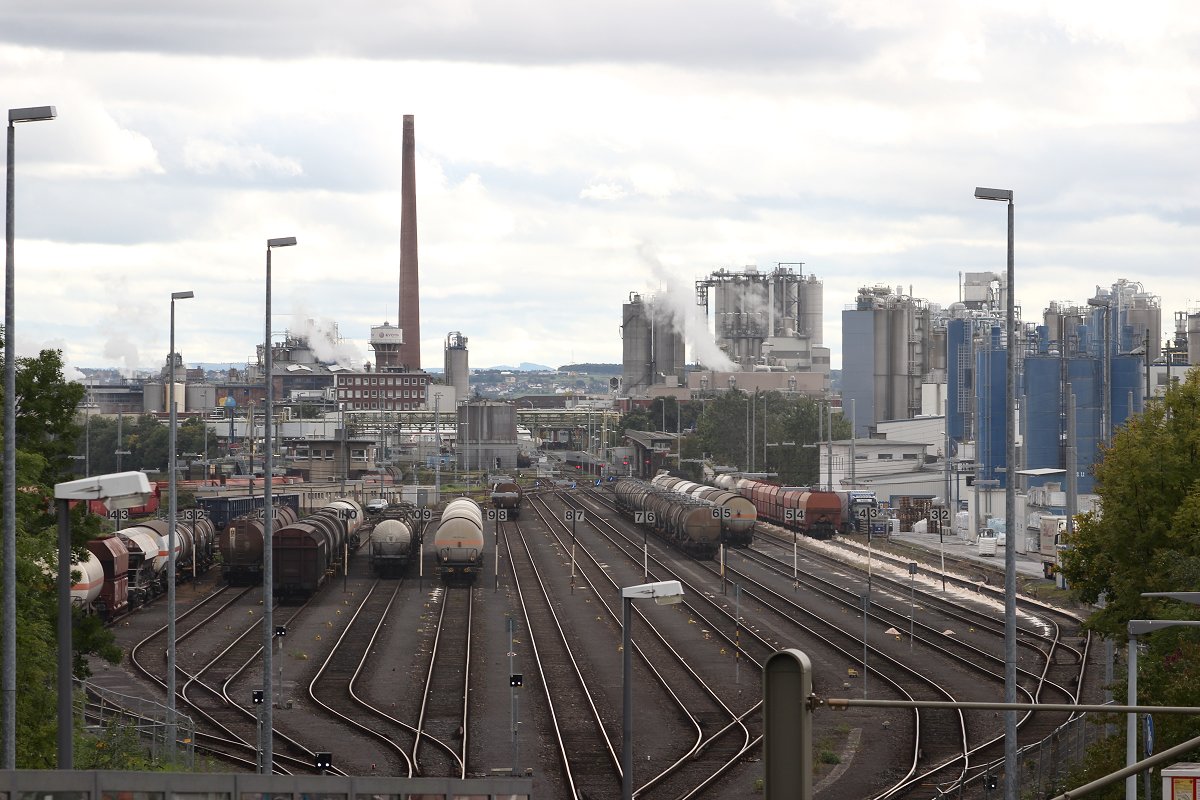 Kesselwagen im Godorfer Hafen am 07.10.2015. Im Hintergrund die Chemieanlagen in Wesseling.