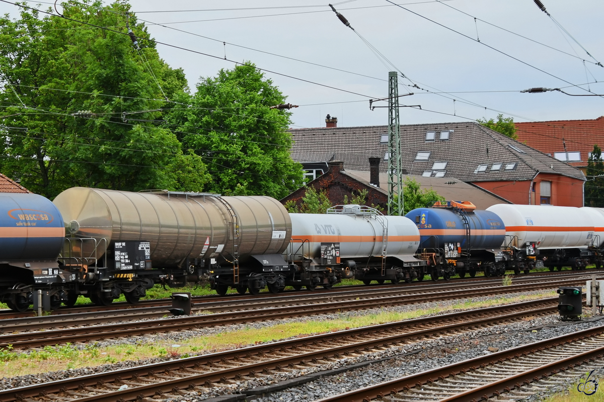 Kesselwagen mit Drehgestellen in verschiedenen Größen und Formen. (Wuppertal-Unterbarmen, Juni 2021)
