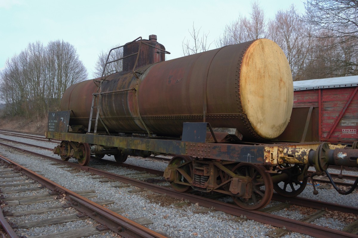 Kesselwagen Wrack des Sammler Walter Ley,auf der nicht mehr angeschloßene Gleisanlage am Gare du Hombourg ( Belgien)