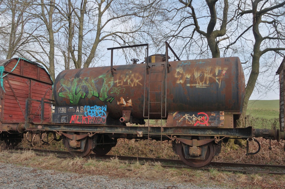 Kesselwagen Wrack des Sammler Walter Ley,auf der nicht mehr angeschloßene Gleisanlage am Gare du Hombourg ( Belgien). Fahrgestell von 1913 !