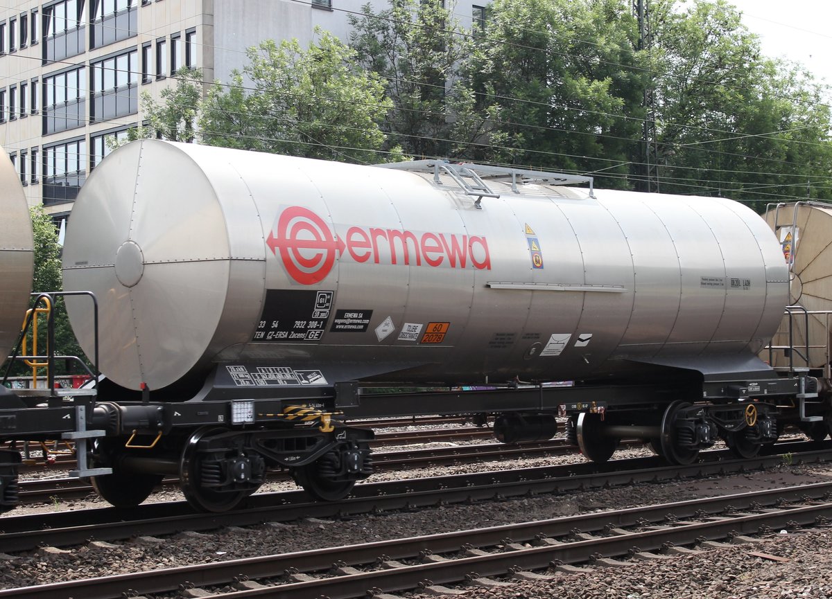Kesselwagen Zacens der Ermewa (Nr.: 33 TEN 54 CZ-ERSA 7932 308-1) eingereiht in Chemikalienzug bei der Durchfahrt in Köln-West am 24.05.2018.
Warntafel: 60/2078 Toluylendiisocyanat(TDI)