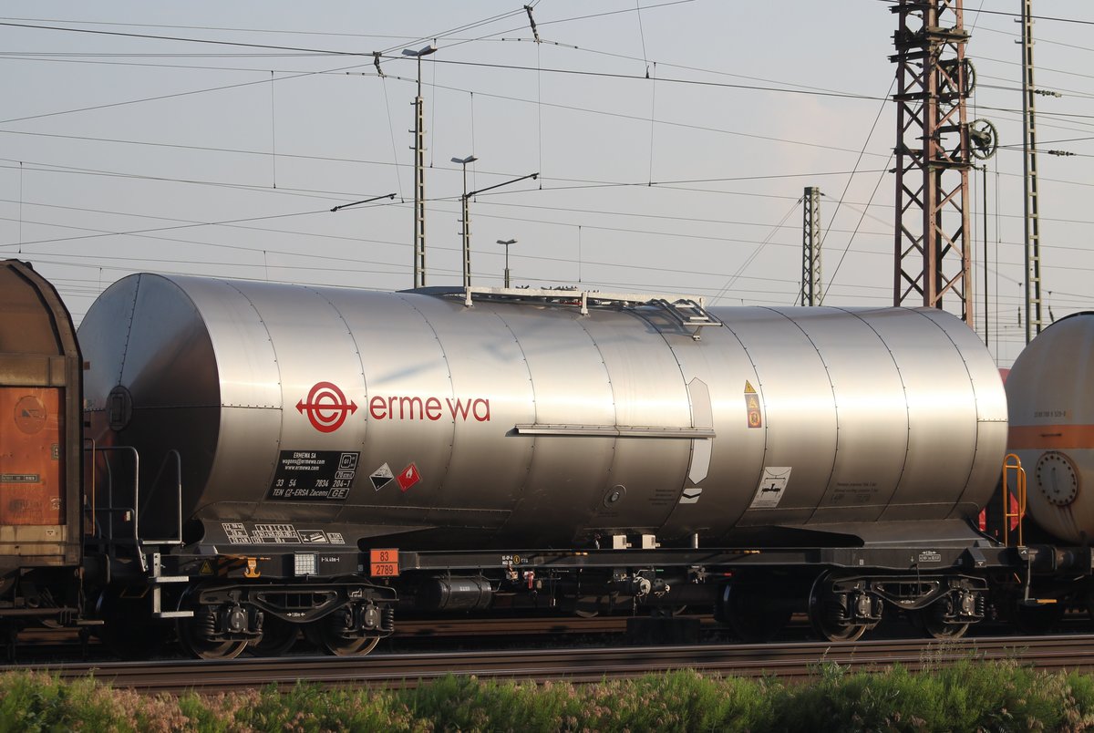 Kesselwagen Zacens der Ermewa(Nr.:33 TEN 54 CZ-ERSA 7843 204-1), eingereiht in einen abgestellen Güterzug im Rbf Seelze am 30.05.2018. Warntafel: 83/2789 Eisessig oder Essigsäure mit mehr als 80% Säure.