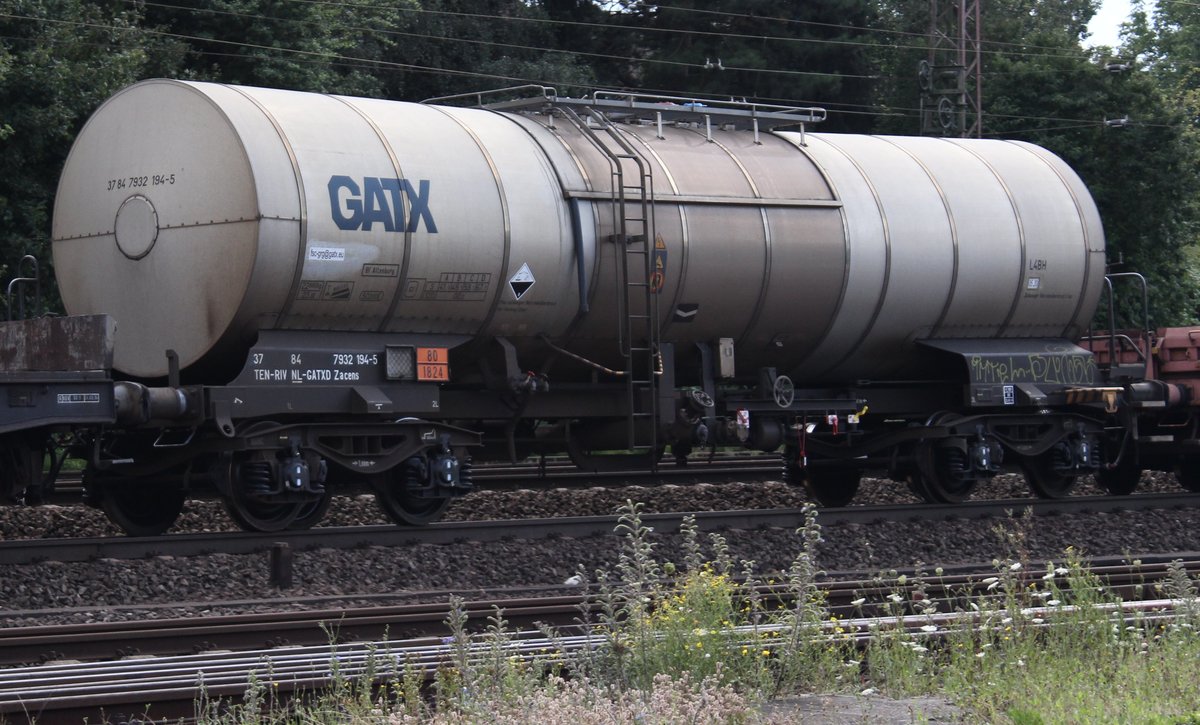 Kesselwagen Zacens Nr.: 37 TEN-RIV 84 NL-GATXD 7932 154-5 für den Transport von Natronlauge, eingereiht in einen aus Seelze kommenden gemischten Güterzug bei der Einfahrt in den Rbf Hannover-Linden am 30.07.16.