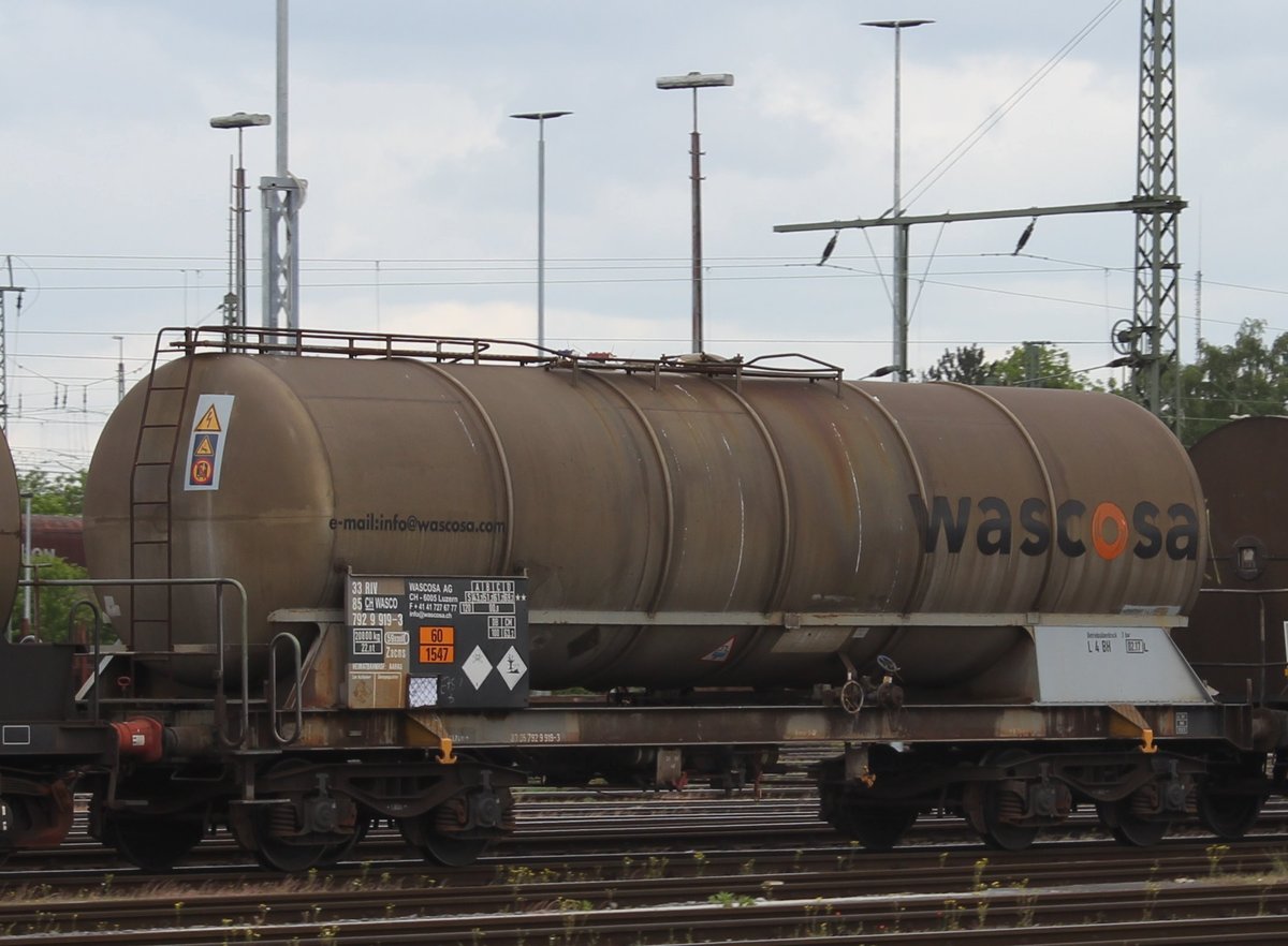 Kesselwagen Zacns der Wascosa AG mit der Nr. 33 RIV 85 CH-WASCO 7929 919-3 befüllt mit Anilin (Warntafel 60/1547) am 14.05.16 im Rbf Köln-Gremberg.