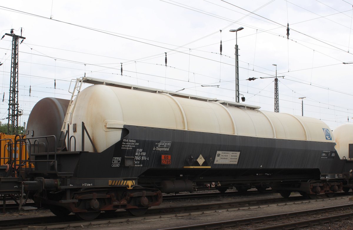 Kesselwagen Zacs der VTG (Nr.: 33 RIV 80 VTGD 7845 974-4) eingereiht in einen abgestellten Kesselzug bei Köln-Eifeltor am 22.05.2018.
Warntafel: 60/2785 4-Thiapentanal