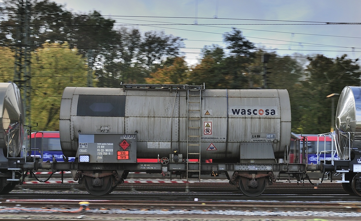 Kesselwagen Zces mit 339 / 1919 Methylacrylat von WASCOSA.
Mitgezogen am 27.10.2016 im Aachener West Bahnhof