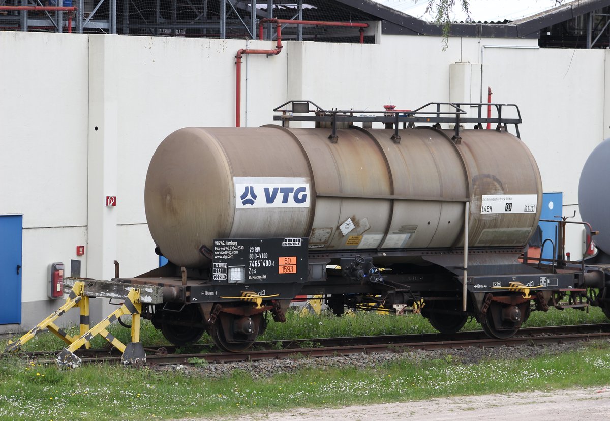 Kesselwagen Zcs der VTG mit der Nr.: 23 RIV 80 D-VTGD 7465 400-1 für den Transport von Dichlormethan (Warntafel 60/1593), abgestellt am 14.05.2015 auf dem Werksgelände der Honeywell in Seelze.
