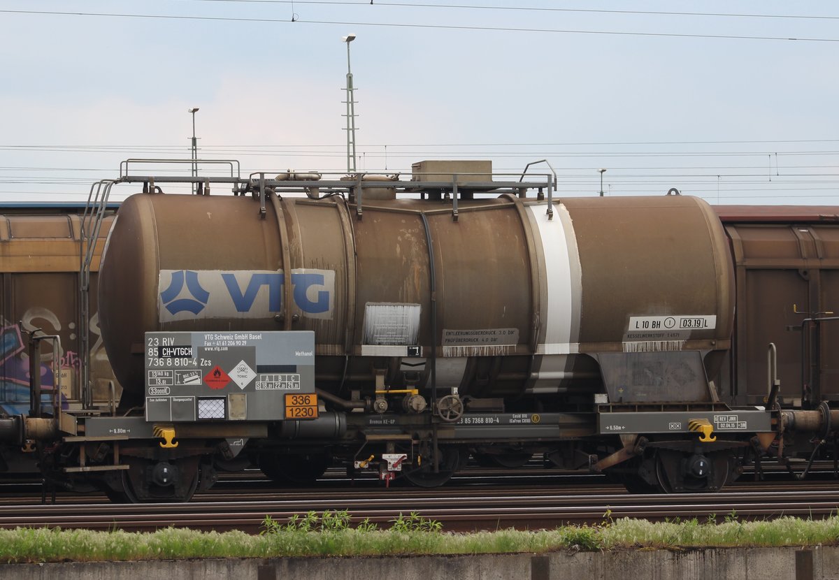 Kesselwagen Zcs der VTG Nr.: 23 RIV 85 CH-VTGCH 7368 810-4, eingereiht in einen abgestellten Güterzug im Rbf Seelze am 18.05.17. Geladen ist Methanol (Warntafel 336/1230).

