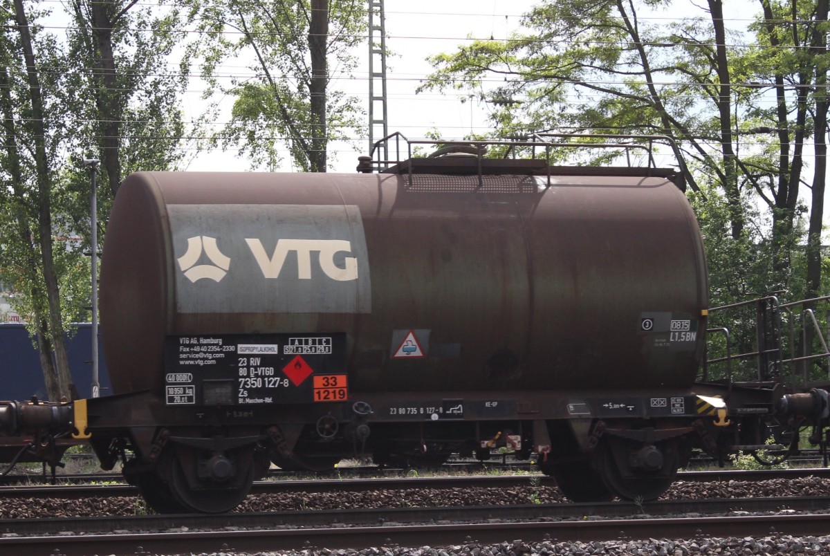 Kesselwagen Zs der VTG Nr.: 23 RIV 80 D-VTGD 7350 127-8 fährt eingereiht in einem gemischten Güterzug am 07.05.2014 durch den Güterbahnhof Hannover-Linden. Ladegut Isopropanol (Warntafel 33/1219). 