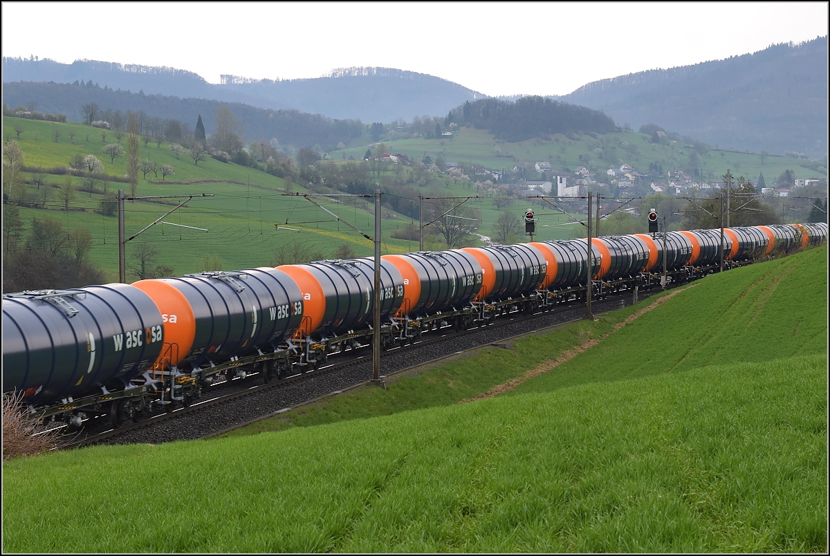Kesselwagenschlange am Bözberg mit Wascosa-Wagen. Zwischen Hornussen und Zeihen, April 2017.