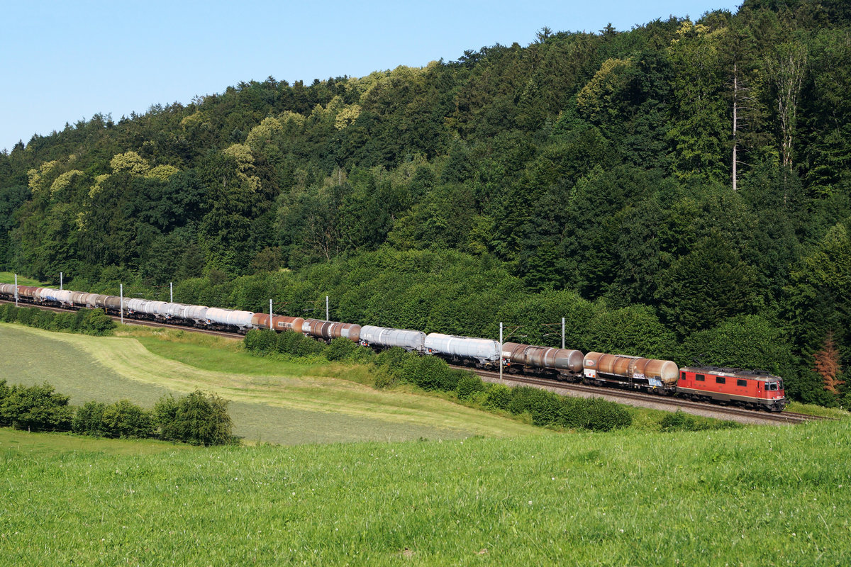 Kesselwagenzüge im Fünf-Minuten-Takt.
Während den herrlichen Sommertagen kommt man als Bahnfotograf dank der Klimaerwärmung sehr stark ins Schwitzen.
Nach langem Warten bei grosser Hitze von 34 Grad fuhren mir als Belohnung gleich zwei Kesselwagen im Fünf-Minuten-Takt vor die Linse.
Sehr langer Kesselwagenzug mit einer Re 420 bei Niederbipp am 24. Juni 2020.
Foto: Walter Ruetsch