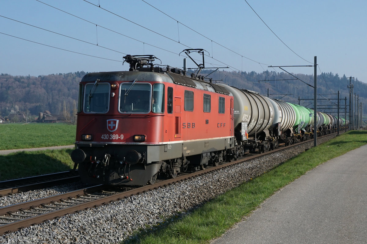 Kesselwagenzug mit der Re 430 369-9 bei Herzogenbuchsee am 15. April 2019.
Foto: Walter Ruetsch