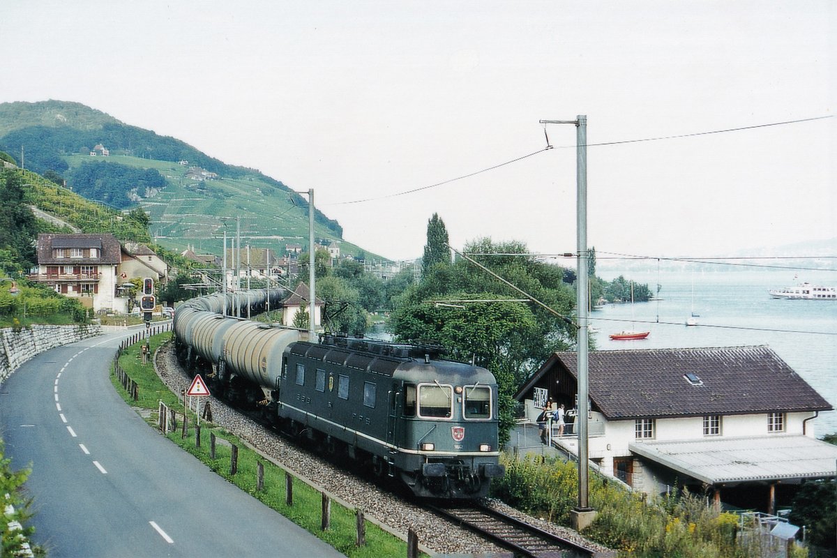 Kesselwagenzug mit der Re 6/6 11642  MONTHEY  bei Twann im Jahre 1989.
Foto: Walter Ruetsch