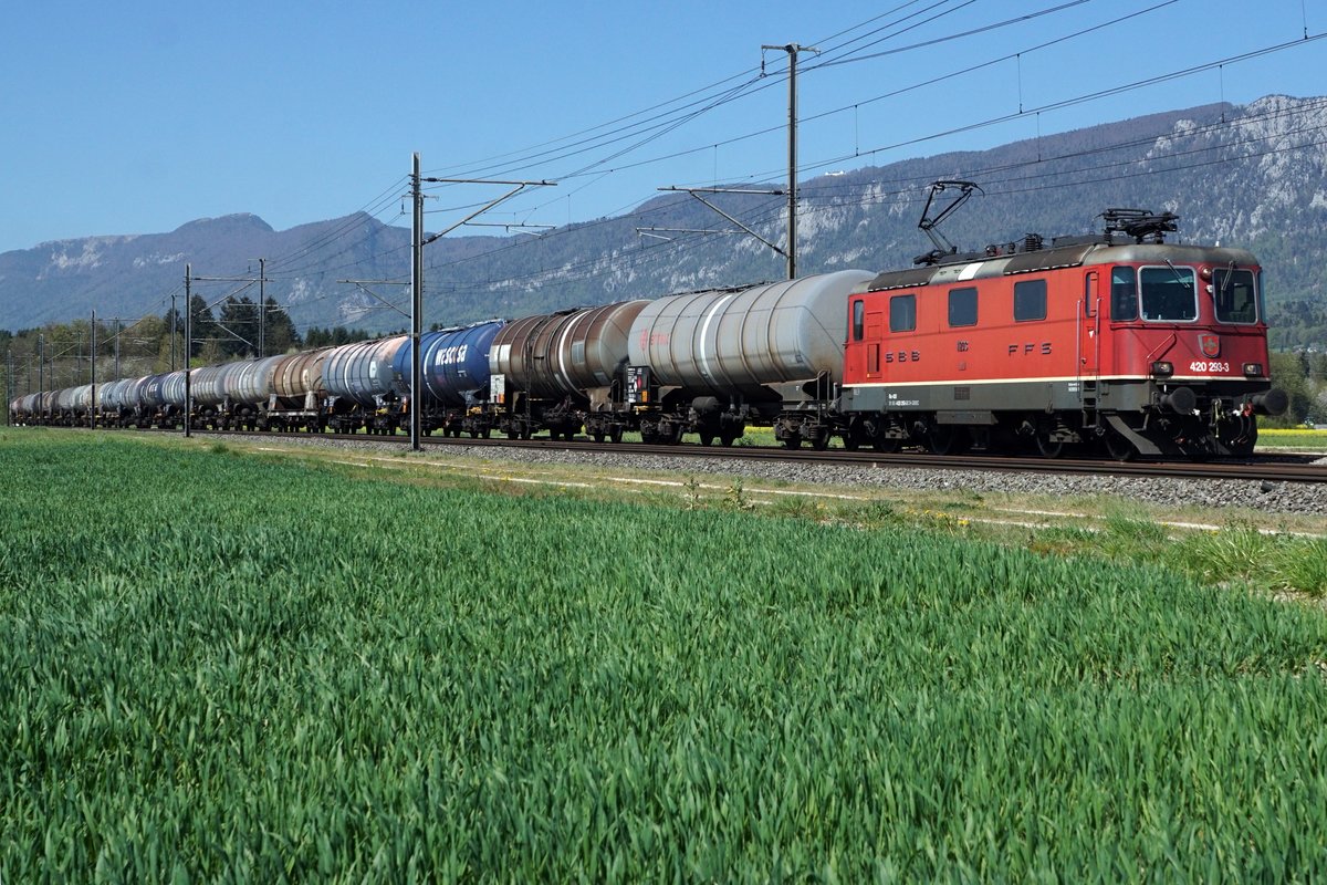 Kesselwagenzug Saint-Triphon - Basel mit der Re 420 293-3 bei Deitingen am 14. April 2020.
Foto: Walter Ruetsch 