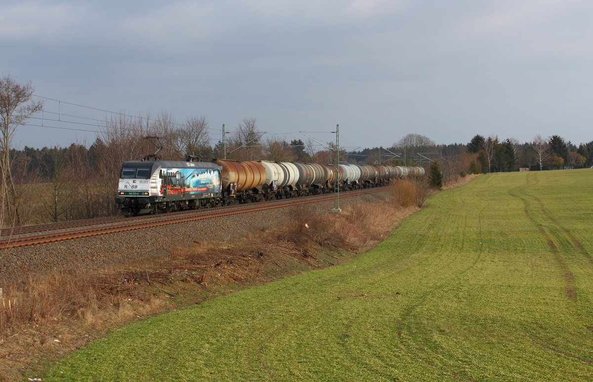 Kesselzug aus Oldenburg nach Hof mit der Werbe Lok   Rasender Roland  der Press 145 023. Aufgenommen am 20.02.2019 in Oberjößnitz bei Plauen 