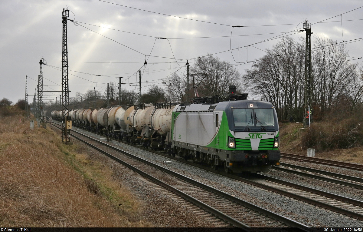 Kesselzug (Kreideschlamm) mit 193 285-4 (Siemens Vectron) unterwegs in Großkorbetha in nordöstlicher Richtung.

🧰 European Locomotive Leasing (ELL Austria GmbH), vermietet an die Salzburger Eisenbahn Transportlogistik GmbH (SETG)
🕓 30.1.2022 | 14:58 Uhr