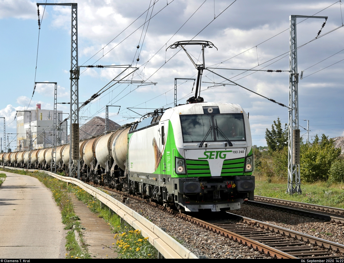 Kesselzug (Kreideschlamm) mit französischen Wagen der Gattung  Zans  und 193 240-9 (Siemens Vectron), samt Steinadler-Motiv, unterwegs in Teutschenthal, Reichsbahnstraße, Richtung Halle Rosengarten.

🧰 European Locomotive Leasing (ELL Austria GmbH), vermietet an die Salzburger Eisenbahn Transportlogistik GmbH (SETG)
🚩 Bahnstrecke Halle–Hann. Münden (KBS 590)
🕓 6.9.2020 | 14:22 Uhr