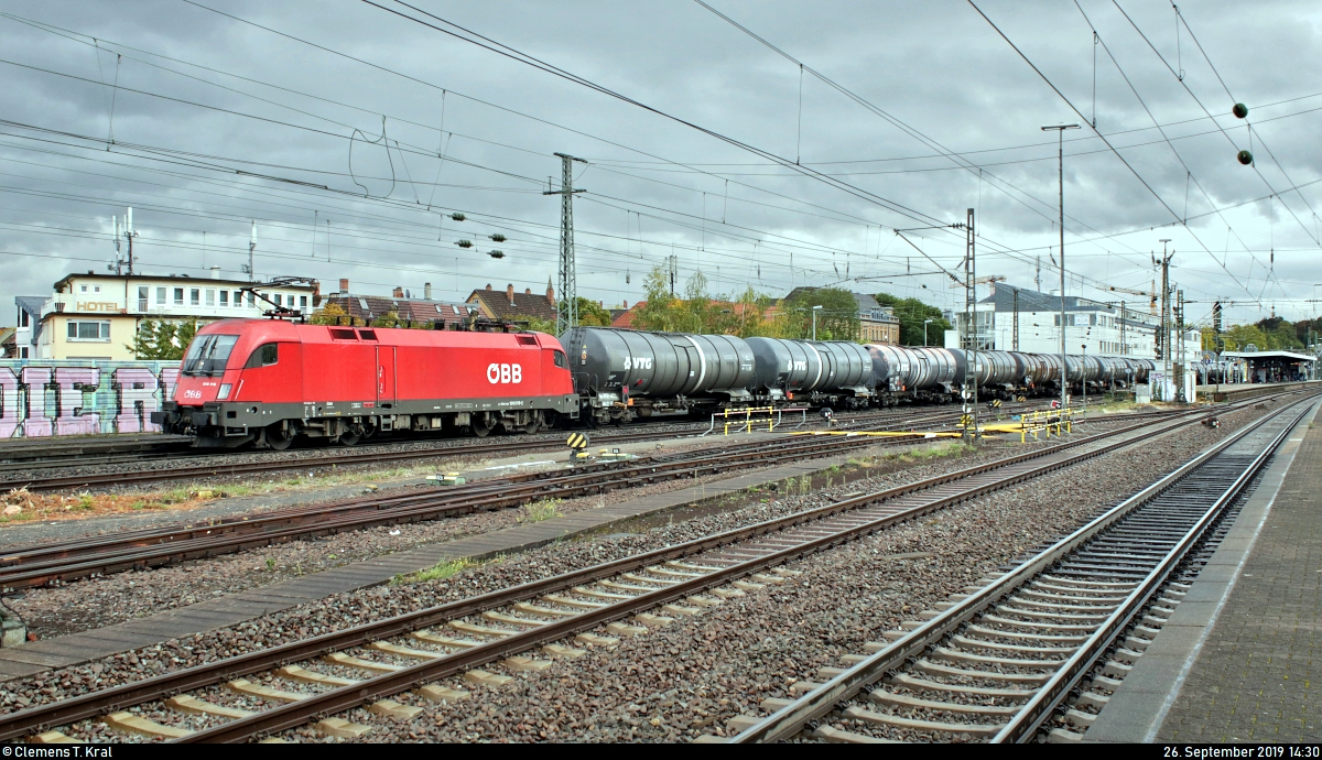 Kesselzug mit 1016 019-2 (Siemens ES64U2) ÖBB verlässt den Bahnhof Ludwigsburg nach einem kurzen Halt auf Gleis 1 (womöglich Personalwechsel) Richtung Bietigheim-Bissingen.
[26.9.2019 | 14:30 Uhr]