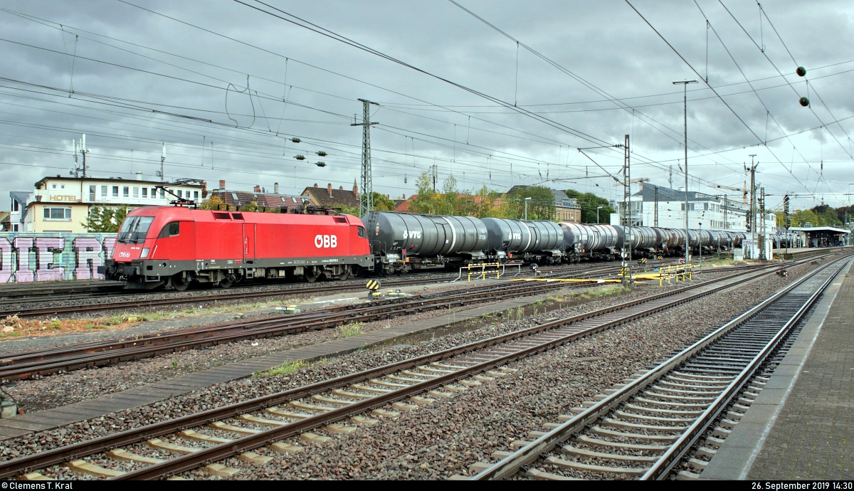Kesselzug mit 1016 019-2 (Siemens ES64U2) ÖBB verlässt den Bahnhof Ludwigsburg nach einem kurzen Halt auf Gleis 1 (womöglich Personalwechsel) Richtung Bietigheim-Bissingen.
[26.9.2019 | 14:30 Uhr]