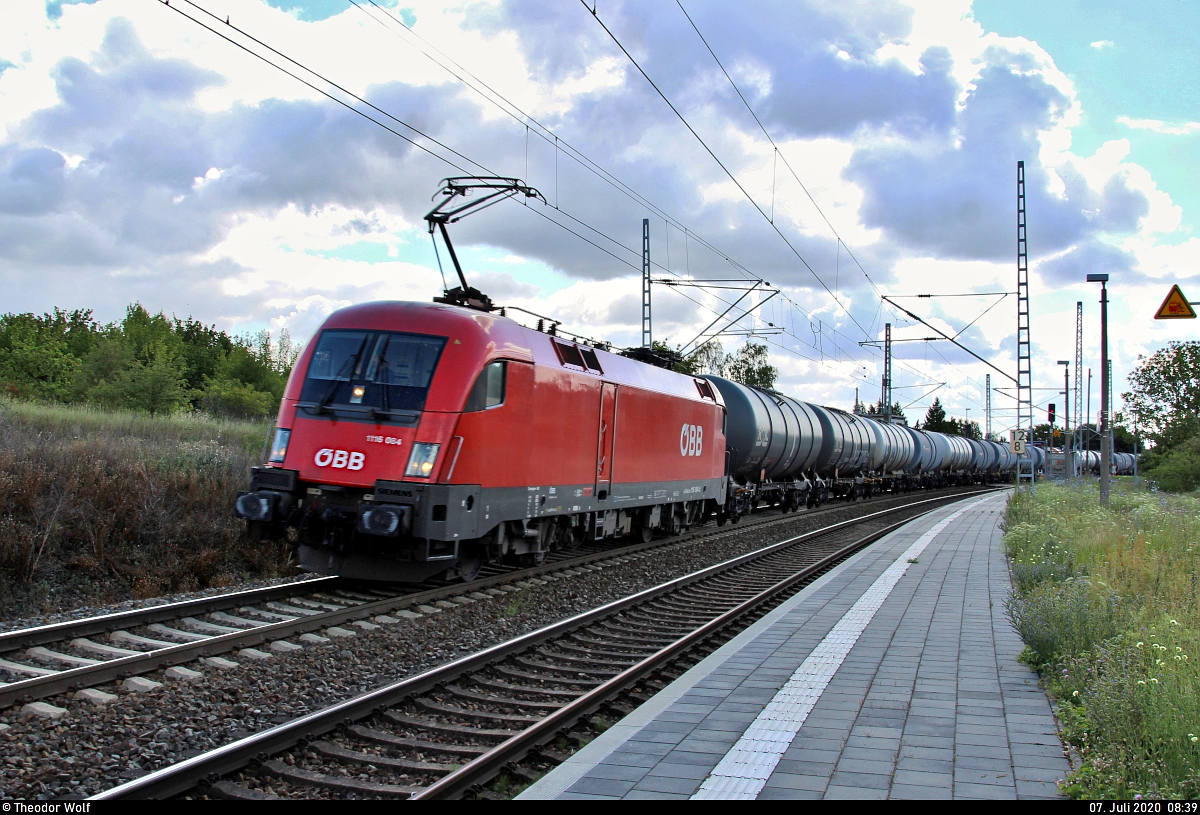 Kesselzug mit 1116 084-5 (Siemens ES64U2) ÖBB durchfährt den Hp Zscherben auf der Bahnstrecke Halle–Hann. Münden (KBS 590) Richtung Teutschenthal. [7.7.2020 | 9:39 Uhr]

