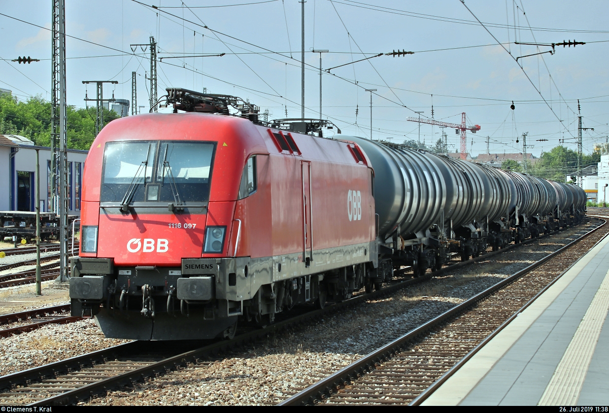 Kesselzug mit 1116 097-5 (Siemens ES64U2) ÖBB ist im Bahnhof Bietigheim-Bissingen abgestellt.
[26.7.2019 | 11:38 Uhr]