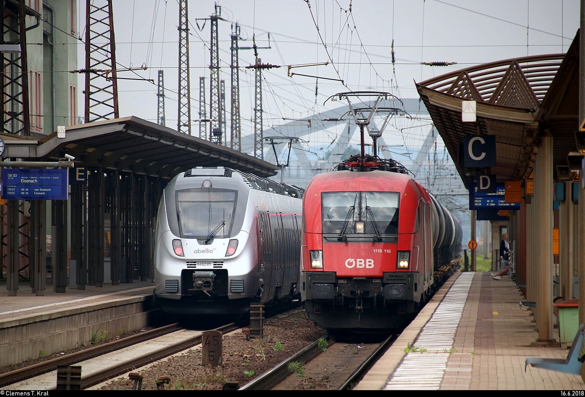 Kesselzug mit 1116 116 und 1116 147 ÖBB (Siemens ES64U2) durchfährt Naumburg(Saale)Hbf auf Gleis 2 Richtung Großkorbetha neben 9442 311 (Bombardier Talent 2) von Abellio Rail Mitteldeutschland als RB 74608 (RB20) von Naumburg(Saale)Hbf nach Eisenach.
[16.6.2018 | 7:58 Uhr]