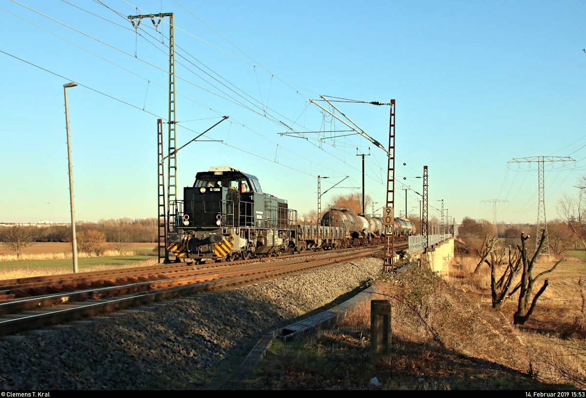 Kesselzug mit 1276 026-2 (500 1664 | MaK G 1206) der northrail GmbH fährt in der Saaleaue bei Angersdorf auf der Bahnstrecke Halle–Hann. Münden (KBS 590) Richtung Angersdorf.
(Neubearbeitung)
[14.2.2019 | 15:53 Uhr]