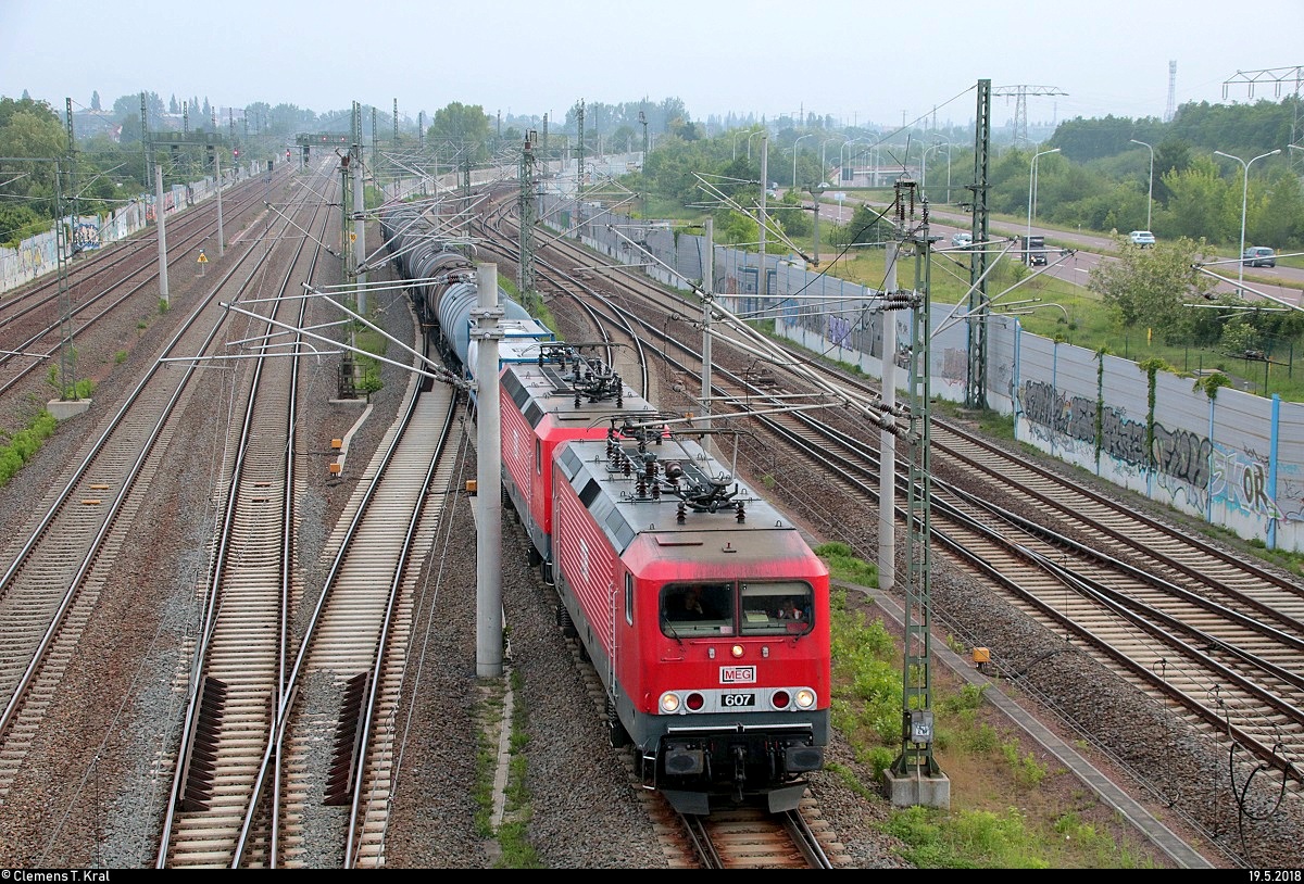 Kesselzug mit 143 310-1 (Lok 607) und 143 ??? der Mitteldeutschen Eisenbahn GmbH (MEG) passiert den Abzweig Thüringen (At) in südlicher Richtung.
Aufgenommen von der Brücke Dieselstraße in Halle (Saale).
[19.5.2018 | 7:29 Uhr]