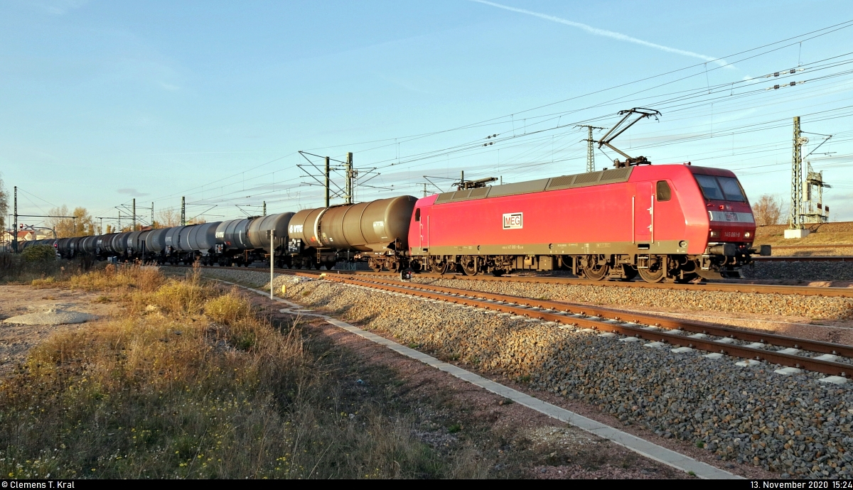 Kesselzug mit 145 061-8 fährt in Halle (Saale), Karl-von-Thielen-Straße, auf der Ostumfahrung für den Güterverkehr Richtung Leipzig.

🧰 DB Cargo, vermietet an die Mitteldeutsche Eisenbahn GmbH (MEG)
🕓 13.11.2020 | 15:24 Uhr

(verbesserte Version)