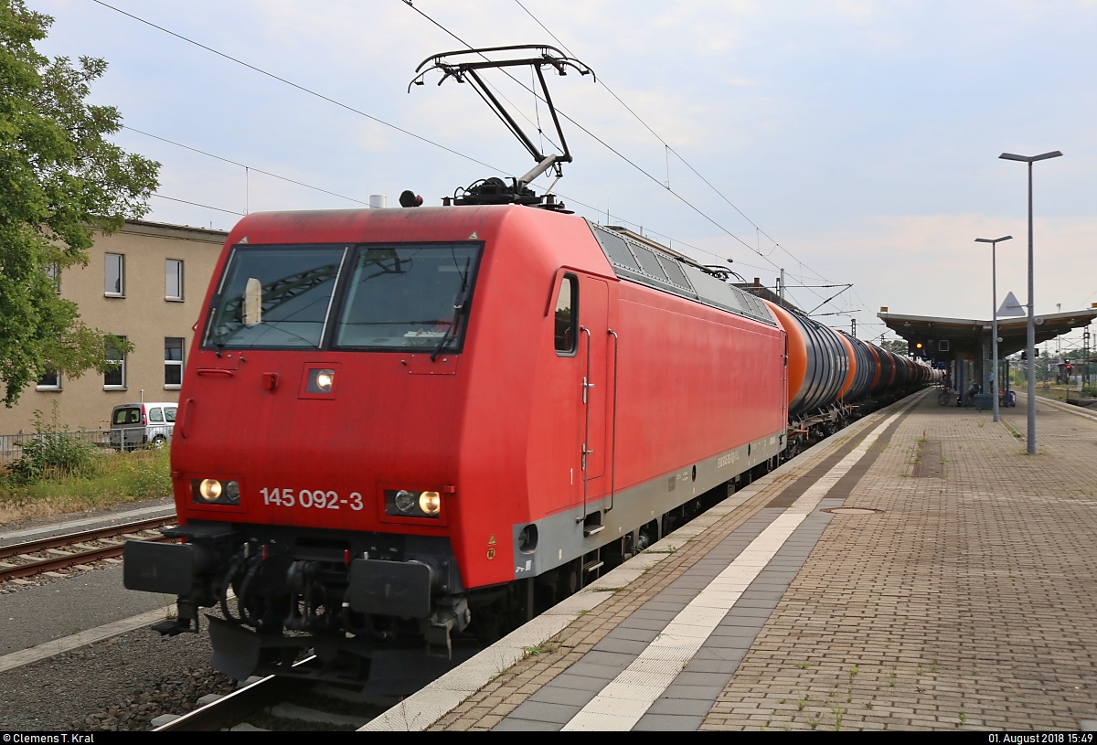 Kesselzug mit 145 092-3 der Beacon Rail Leasing Ltd., vermietet an die HSL Logistik GmbH, durchfährt Dessau Hbf auf Gleis 2 in nördlicher Richtung.
[1.8.2018 | 15:49 Uhr]