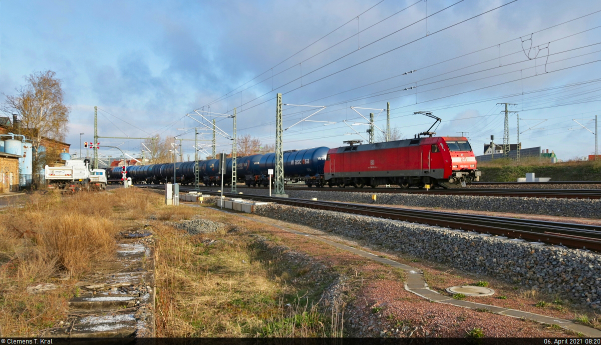 Kesselzug mit 152 038-6 (Siemens ES64F) unterwegs in Halle (Saale), Karl-von-Thielen-Straße, auf der Ostumfahrung für den Güterverkehr in südlicher Richtung.

🧰 DB Cargo
🕓 6.4.2021 | 8:20 Uhr
