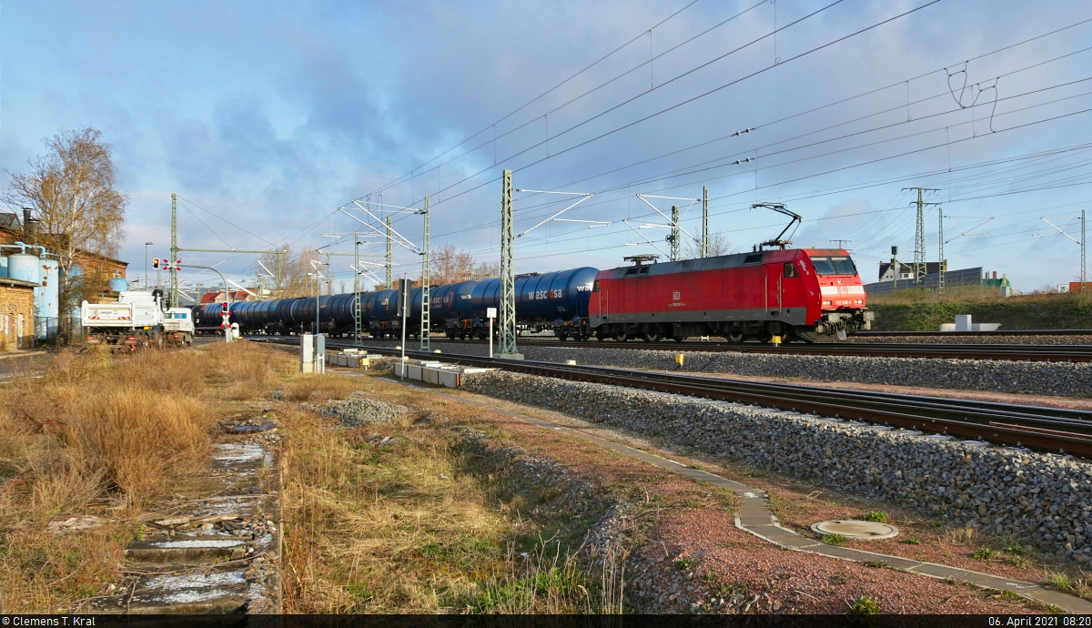 Kesselzug mit 152 038-6 (Siemens ES64F) unterwegs in Halle (Saale), Karl-von-Thielen-Straße, auf der Ostumfahrung für den Güterverkehr in südlicher Richtung.

🧰 DB Cargo
🕓 6.4.2021 | 8:20 Uhr