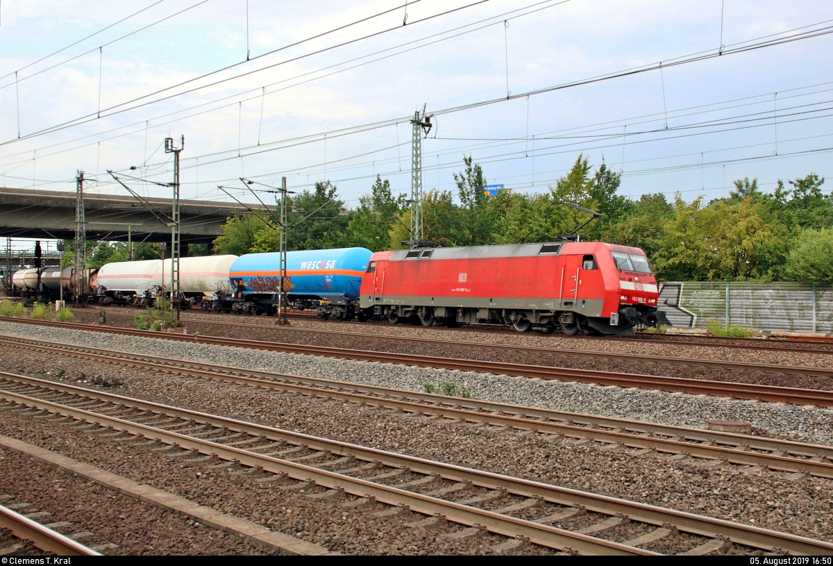Kesselzug mit 152 086-5 DB durchfährt, kommend von Hamburg-Wilhelmsburg, den Bahnhof Hamburg-Harburg auf Gleis 9.
Aufgenommen von Bahnsteig 5/6.
[5.8.2019 | 16:50 Uhr]