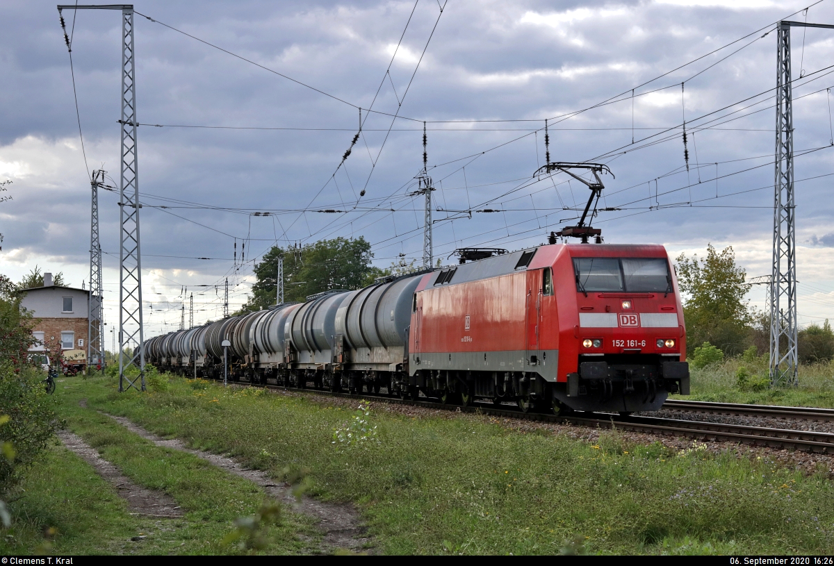 Kesselzug mit 152 161-6 (Siemens ES64F) unterwegs in Teutschenthal, Alte Ziegelei, Richtung Halle Rosengarten.

🧰 DB Cargo
🚩 Bahnstrecke Halle–Hann. Münden (KBS 590)
🕓 6.9.2020 | 16:26 Uhr