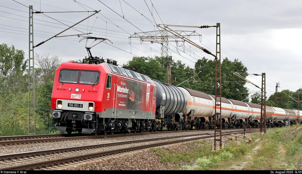 Kesselzug mit 156 001-0, versehen mit Job-Werbung, unterwegs am Abzweig Saalebrücke in Halle Südstadt (Bft Südstadt Sa) Richtung Halle Rosengarten.

🧰 Mitteldeutsche Eisenbahn GmbH (MEG)
🚩 Bahnstrecke Halle–Hann. Münden (KBS 590)
🕓 26.8.2020 | 16:59 Uhr
