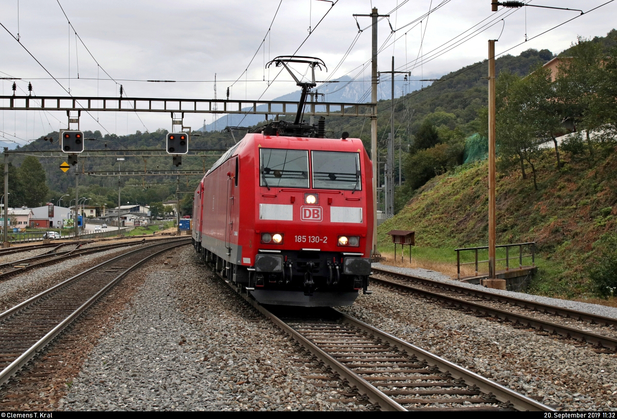Kesselzug mit 185 130-2 und 185 122-9 DB durchfährt den Bahnhof Rivera-Bironico (CH) auf der Gotthardbahn am Monte Ceneri (600) Richtung Lugano (CH).
Aufgenommen am Ende des Bahnsteigs 3/4.
Bild durchlief die Selbstfreischaltung (vermeintlich ungenauer Text).
[20.9.2019 | 11:32 Uhr]