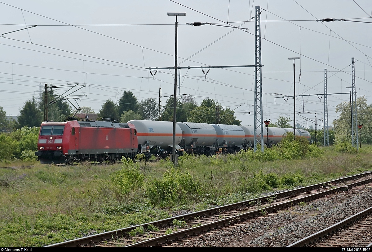 Kesselzug mit 185 191-4 DB durchfährt den Bahnhof Angersdorf Richtung Halle (Saale), kommend von der Bahnstrecke Merseburg–Halle-Nietleben (KBS 588).
[17.5.2018 | 15:12 Uhr]