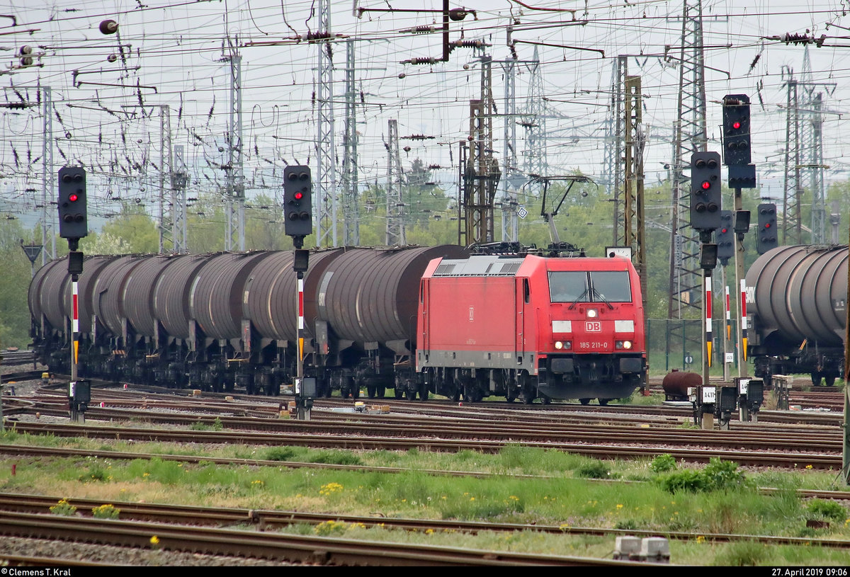 Kesselzug mit 185 211-0 DB, aus Richtung Naumburg(Saale)Hbf kommend, erreicht den Bahnhof Großkorbetha auf der Bahnstrecke Halle–Bebra (KBS 580).
Aufgenommen am Ende des Bahnsteigs 2/3.
[27.4.2019 | 9:06 Uhr]