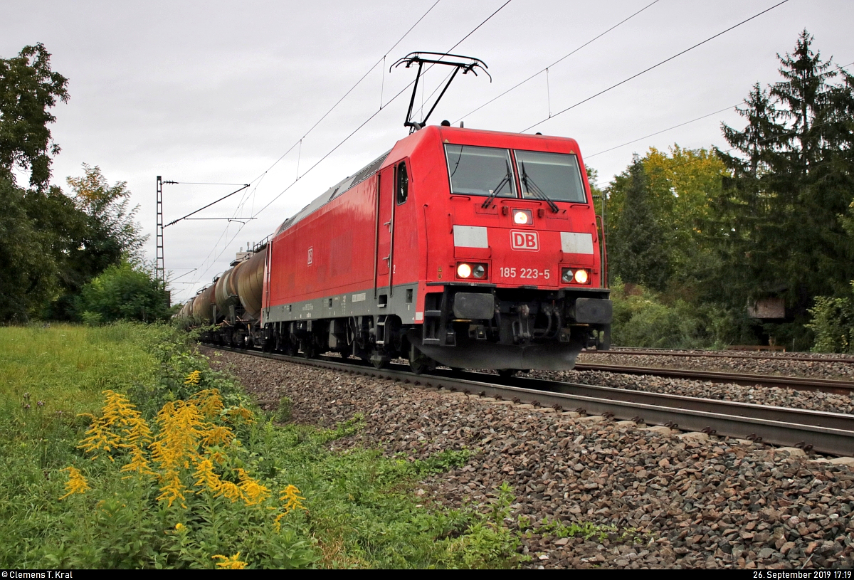 Kesselzug mit 185 223-5 DB fährt in Asperg auf der Bahnstrecke Stuttgart–Würzburg (Frankenbahn | KBS 780) Richtung Kornwestheim.
[26.9.2019 | 17:19 Uhr]