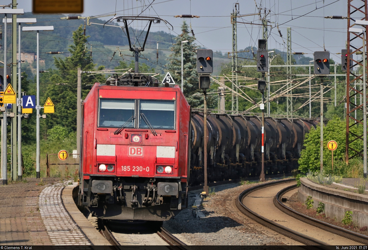 Kesselzug mit 185 230-0 durchfährt Naumburg (Saale) auf Gleis 2 Richtung Bad Kösen.
 
🧰 DB Cargo
🕓 16.6.2021 | 17:07 Uhr