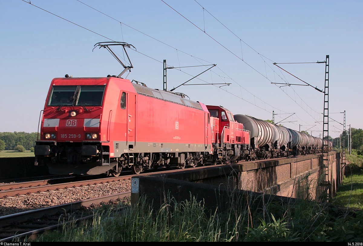 Kesselzug mit 185 259-9 und 261 081-4 DB (Voith Gravita) passiert die Steinlache bei Kollenbey auf der Bahnstrecke Halle–Bebra (KBS 580) Richtung Halle (Saale).
[14.5.2018 | 17:44 Uhr]