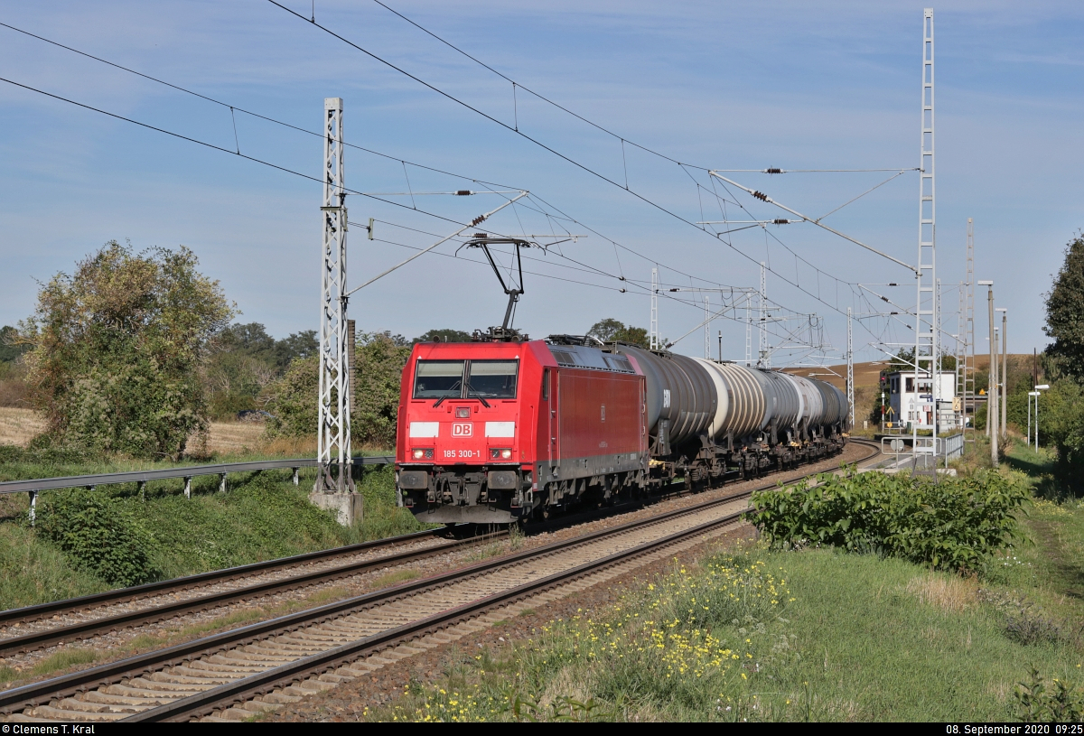 Kesselzug mit 185 300-1 unterwegs an der Blockstelle (Bk) Zscherben Richtung Halle Rosengarten.

🧰 DB Cargo
🚩 Bahnstrecke Halle–Hann. Münden (KBS 590)
🕓 8.9.2020 | 9:25 Uhr