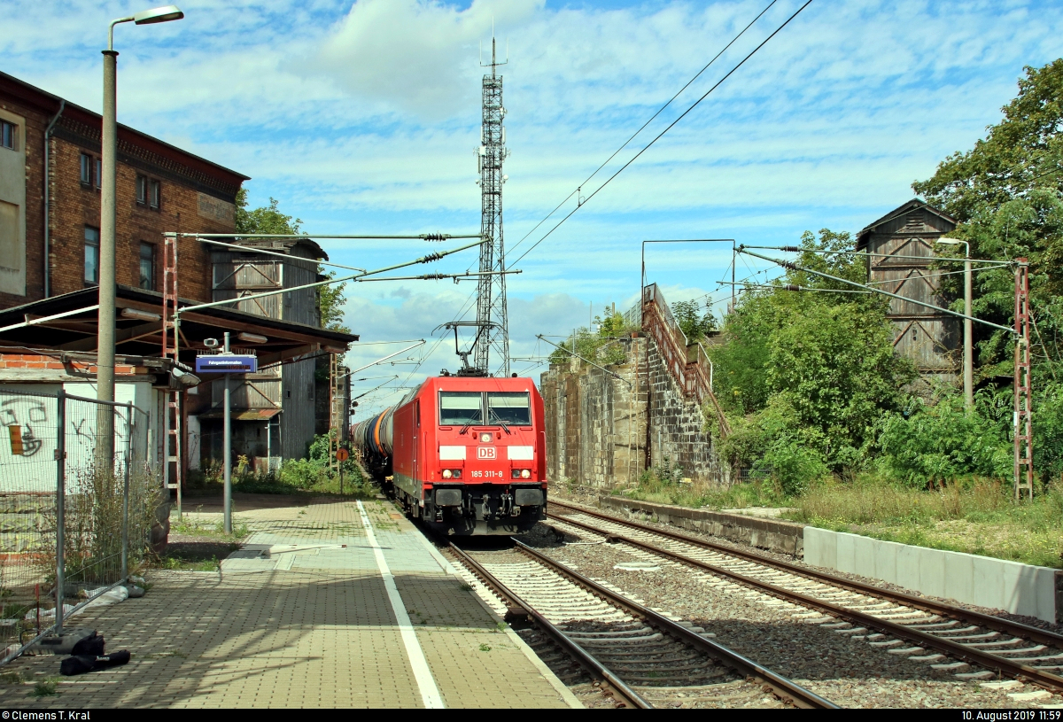 Kesselzug mit 185 311-8 DB durchfährt den Bahnhof Güterglück auf der Bahnstrecke Biederitz–Trebnitz (KBS 254) Richtung Trebnitz.
[10.8.2019 | 11:59 Uhr]