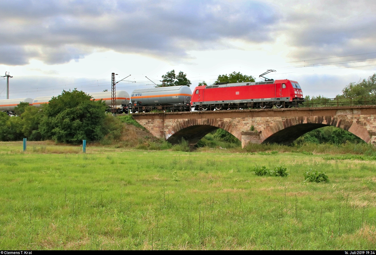 Kesselzug mit 185 357-1 DB überquert die Saaleaue bei Angersdorf auf der Bahnstrecke Halle–Hann. Münden (KBS 590) Richtung Halle (Saale).
Bild durchlief die Selbstfreischaltung (Überbelichtung und Unschärfe).
[16.7.2019 | 19:34 Uhr]