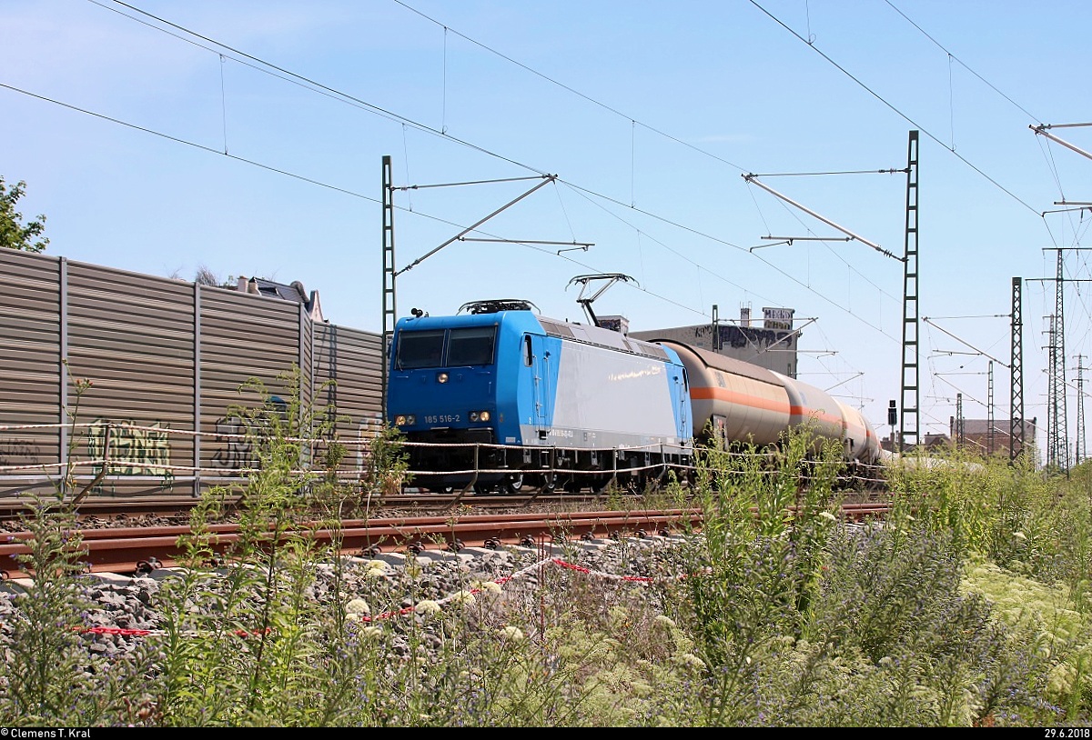 Kesselzug mit 185 516-2 der Retrack GmbH & Co. KG passiert die Zugbildungsanlage (ZBA) Halle (Saale) Richtung Norden.
Anlässlich der feierlichen Inbetriebnahme der ZBA an diesem Tag war der Standort öffentlich zugänglich.
[29.6.2018 | 14:34 Uhr]