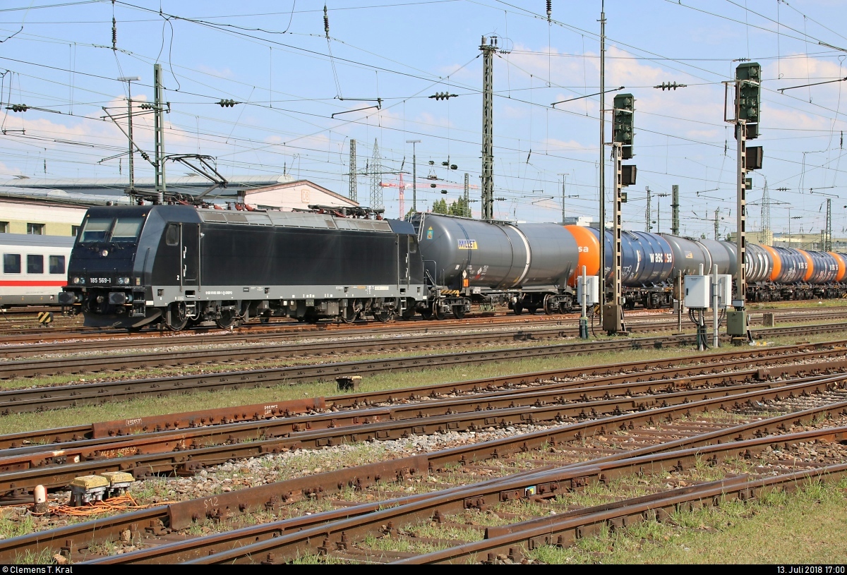 Kesselzug mit 185 569-1 MRCE, vermietet an SBB Cargo International, durchfährt den Bahnhof Basel Bad Bf (CH) in nördlicher Richtung.
Aufgenommen vom öffentlich zugänglichen Parkplatz neben der Schwarzwaldallee.
[13.7.2018 | 17:00 Uhr]