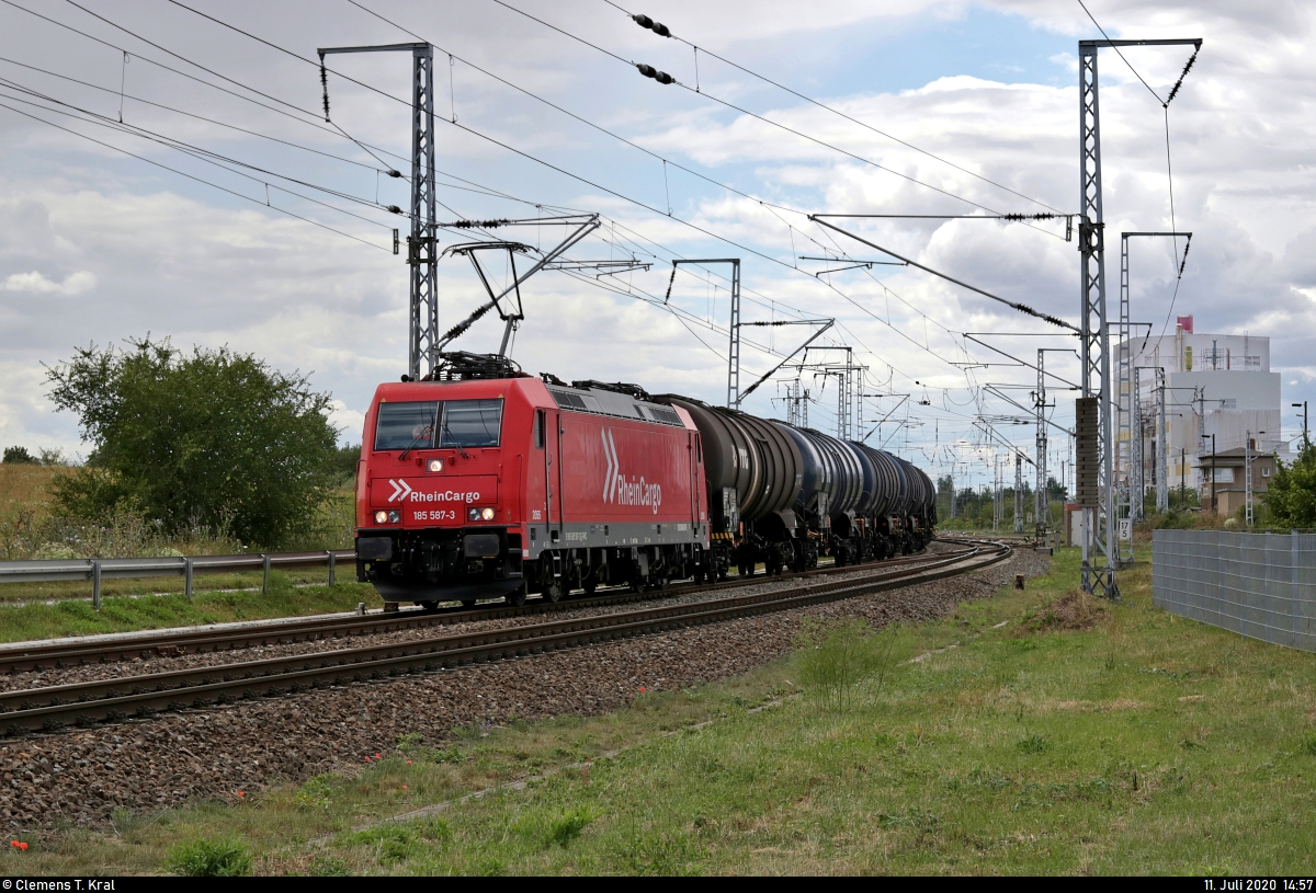 Kesselzug mit 185 587-3 (2055) der RheinCargo GmbH & Co. KG fährt in Teutschenthal, Baustoffwerk, auf der Bahnstrecke Halle–Hann. Münden (KBS 590) Richtung Halle (Saale).
[11.7.2020 | 14:57 Uhr]